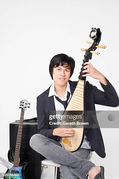 musician holding a pipa - sopa stockfoto's en -beelden