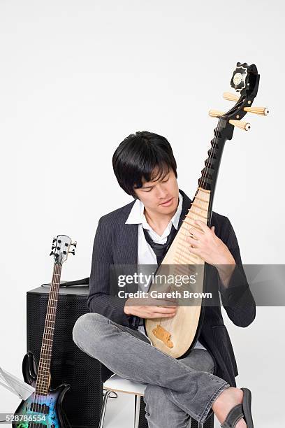 musician playing a pipa - sopaとpipa ストックフ��ォトと画像