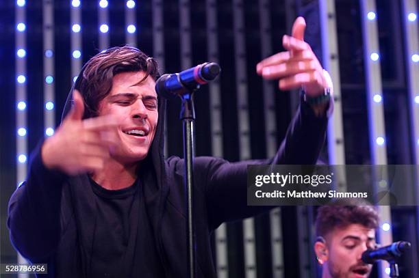 Matthew Rey 84 Los 5 Perform At Universal Citywalk Stock Photos, High-Res Pictures ...