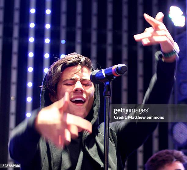 Matthew Rey Los 5 Perform At Universal Citywalk Photos and Premium High Res ...