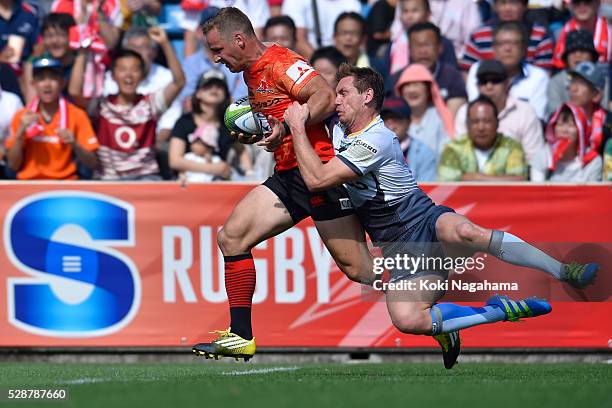 Riaan Viljoen of Sunwolves runs with the ball during the round 11 Super Rugby match between the Sunwolves and the Force at Prince Chichibu Stadium on...