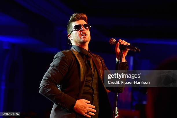 Robin Thicke performs onstage during the Unbridled Eve Gala during the 142nd Kentucky Derby on May 6, 2016 in Louisville, Kentucky.