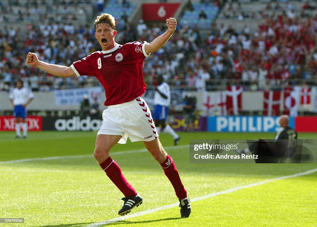 FUSSBALL: WM 2002 in JAPAN und KOREA, DEN - FRA 2:0