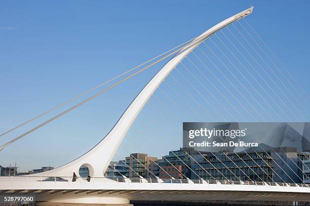 samuel beckett bridge, dublin, ireland - samuel beckett bridge stockfoto's en -beelden