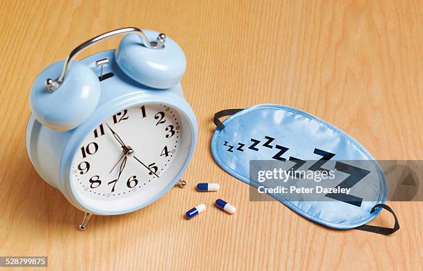 blue alarm mask and sleeping pills - eye mask foto e immagini stock