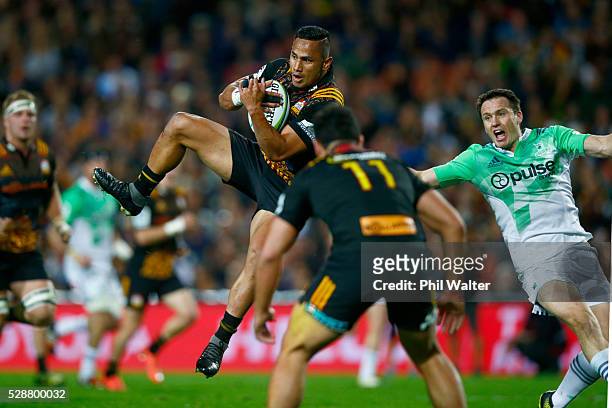 Toni Pulu of the Chiefs takes the high ball during the round 11 Super Rugby match between the Chiefs and the Highlanders on May 7, 2016 in Hamilton,...