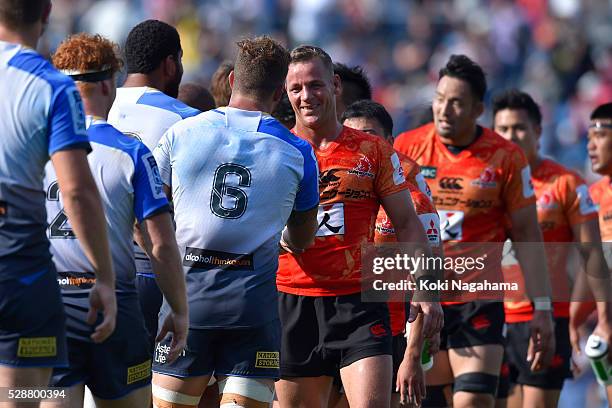 Riaan Viljoen of Sunwolves shakes hands with brynard Stander of Forece after the round 11 Super Rugby match between the Sunwolves and the Force at...