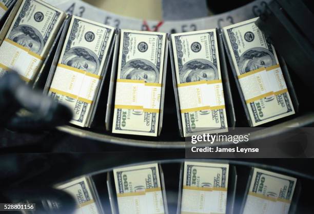 producing bundles of new $100 bills - unidade monetária dos estados unidos imagens e fotografias de stock