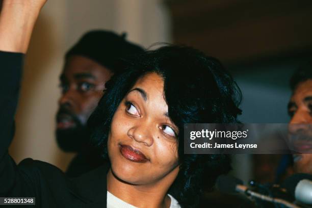 tawana brawley raising hand - tawana brawley stock pictures, royalty-free photos & images