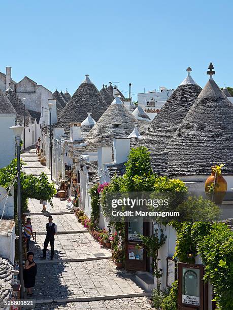 the town with typical trulli - trulli stockfoto's en -beelden