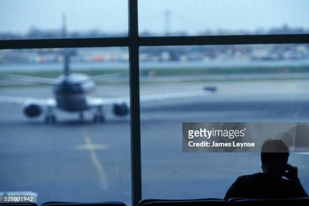 traveler waiting at la guardia airport - laguardia airport stock pictures, royalty-free photos & images