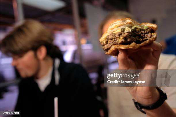 burger king's big king burger - burger king stock pictures, royalty-free photos & images