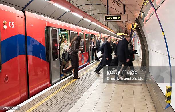commuters on london underground - london underground stockfoto's en -beelden