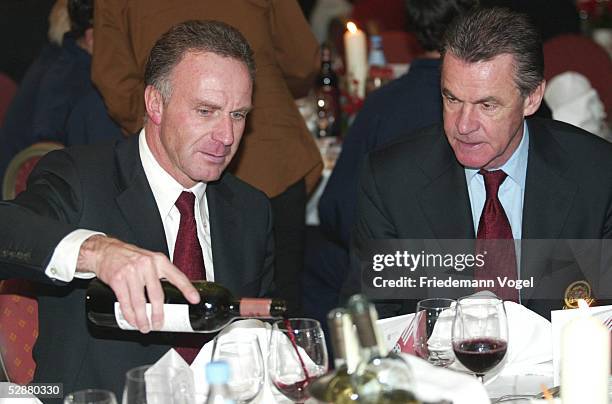 Champions League 03/04, Glasgow; Celtic Glasgow - FC Bayern Muenchen; Vorstandsvorsitzender Karl-Heinz RUMMENIGGE, Trainer Ottmar HITZFELD/Bayern...