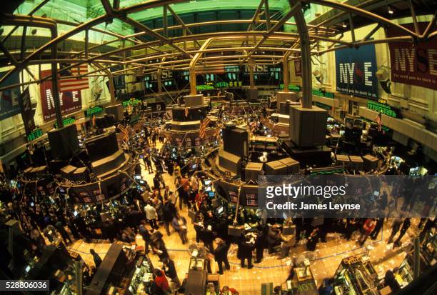 trading floor at the new york stock exchange - new york stock exchange people stock pictures, royalty-free photos & images