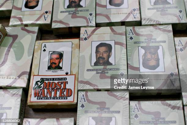 52 most wanted playing cards featuring saddam hussein - arab men playing cards stockfoto's en -beelden