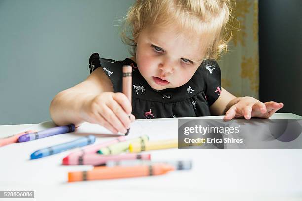 little girl (12-23 months) sitting and drawing - buntstifte stock-fotos und bilder