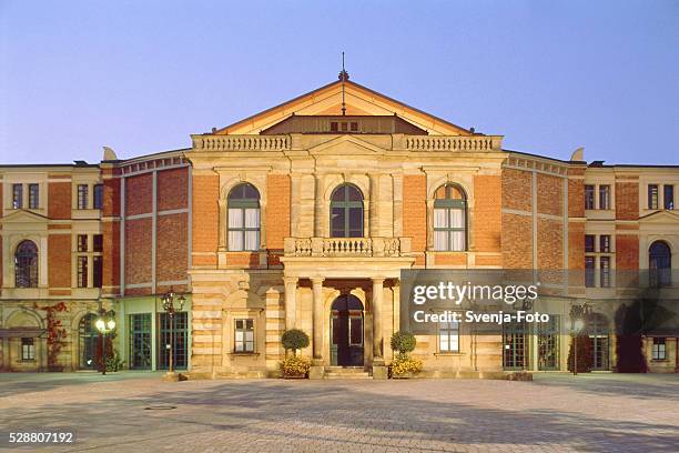 richard wagner opera house in bayreuth - bayreuth stockfoto's en -beelden