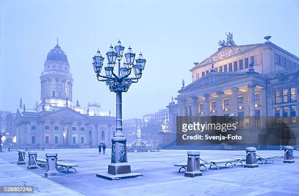 gendarme market in berlin - germany snow stock pictures, royalty-free photos & images