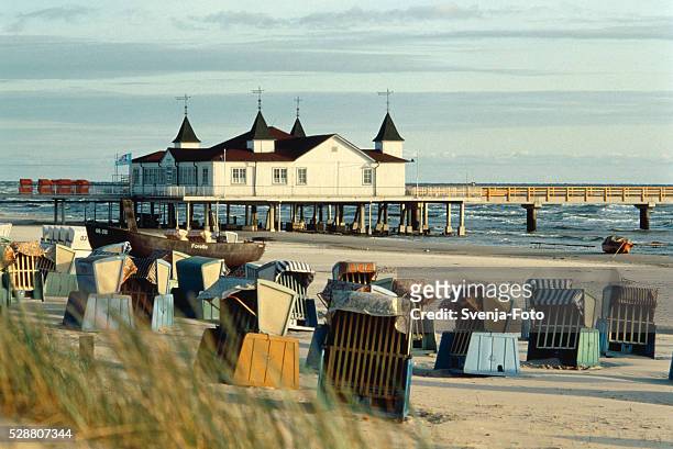 deckchairs on beach, pier behind - usedom photos et images de collection