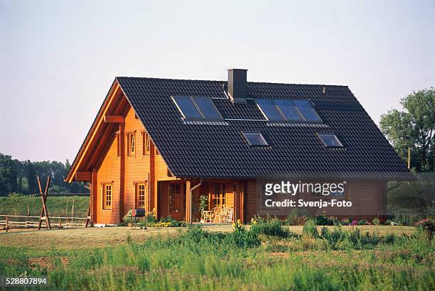 single-family house with solar panel on the roof - einfamilienhaus mit solarzellen stock-fotos und bilder