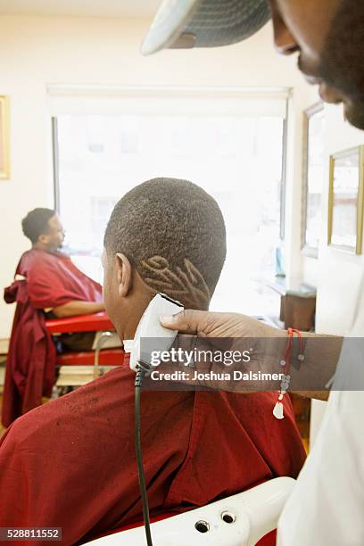 barber shaving patterns on head of man - dalsimer foto e immagini stock