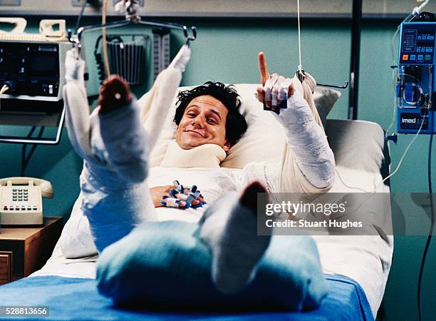 smiling hospital patient wearing body cast - full body cast in bed stockfoto's en -beelden