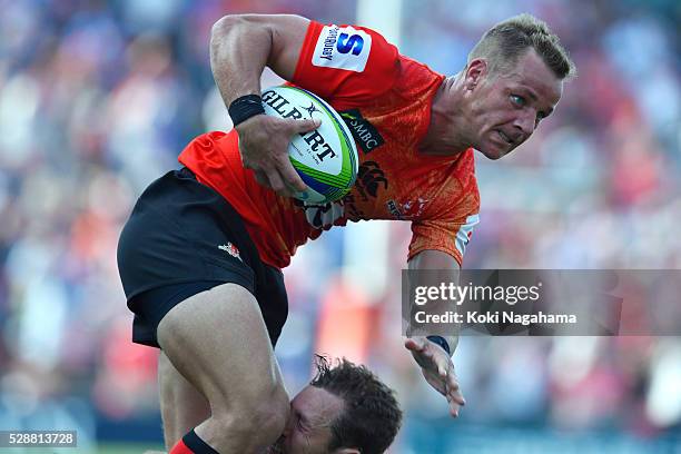 Riaan Viljoen of Sunwolves runs with the ball during the round 11 Super Rugby match between the Sunwolves and the Force at Prince Chichibu Stadium on...