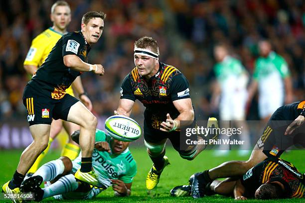 Sam Cane of the Chiefs passes the ball during the round 11 Super Rugby match between the Chiefs and the Highlanders on May 7, 2016 in Hamilton, New...