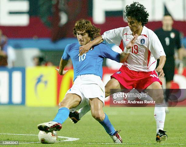 In JAPAN und KOREA, Daejeon; Match 56/ACHTELFINALE/KOREA - ITALIEN ; Francesco TOTTI/ITA, Jung Hwan AHN/KOR