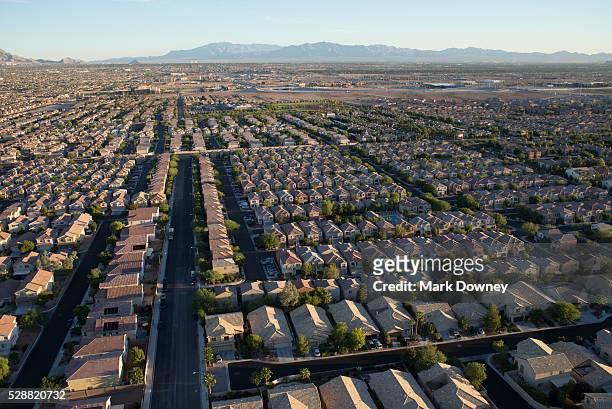 aerial view of las vegas suburbs - típico de clase mediana fotografías e imágenes de stock
