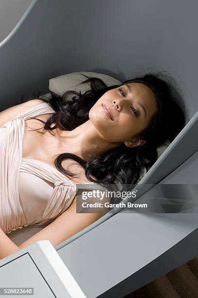 woman sleeping in reclining chair on airplane - jet lag stockfoto's en -beelden