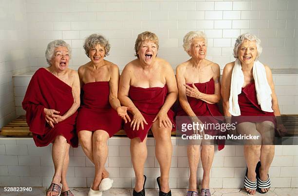 happy older women in sauna - fünf personen stock-fotos und bilder