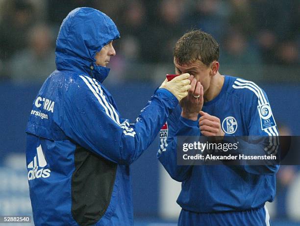 Bundesliga 03/04, Hamburg; Hamburger SV - FC Schalke 04 2:2; Ebbe SAND/Schalke hat Probleme mit seinen Kontaktlinsen