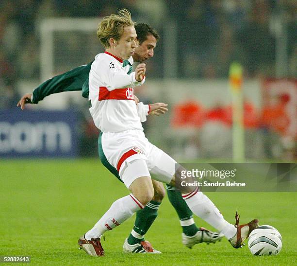 Champions League 03/04, Stuttgart; VfB Stuttgart - Panathinaikos Athen, 2:0; v.l.: Dimitris PAPADOPOULOS/Athen, Andreas HINKEL/Stuttgart