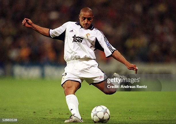 91 fotos e imagens de alta resolução de Real Madrid Roberto Carlos 2001 - Getty Images