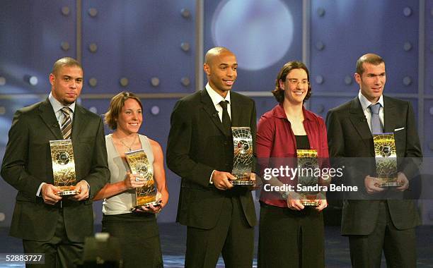 World Player Gala 2003, Basel; Wahl des Weltfussballer 2003; v.l.: RONALDO/BRA, Hanna LJUNGBERG/SWE, Thierry HENRY/FRA, Birgit PRINZ/GER, Zinedine...