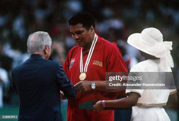 Am 3.8.96, Juan Antonio SAMARANCH ueberreicht Muhammad ALI die GOLDMEDAILLE von 1960