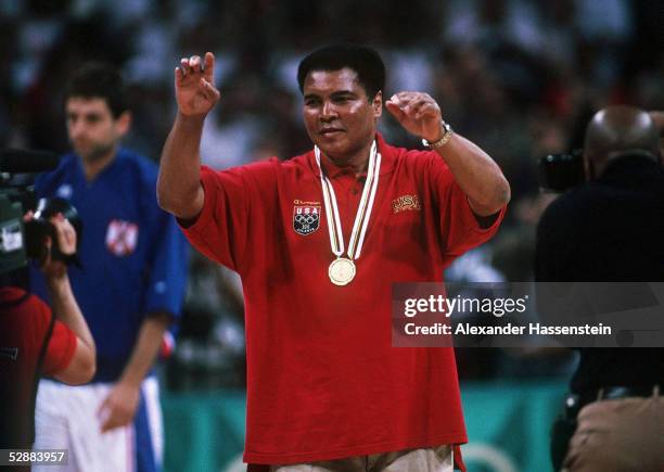 Am 3.8.96, Muhammad ALI mit der GOLDMEDAILLE von 1960