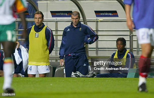 In JAPAN und KOREA, Seoul; GRUPPE A/FRANKREICH 1; v.li.: Alain BOGHOSSIAN, Zinedine ZIDANE, Philippe CHRISTANVAL/FRA BANK