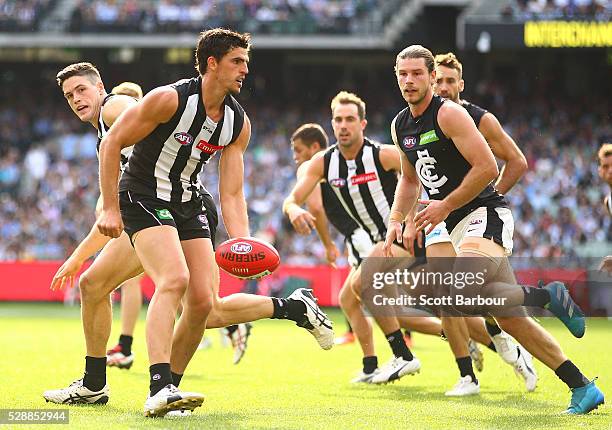 Scott Pendlebury of the Magpies passes the ball during the round seven AFL match between the Collingwood Magpies and the Carlton Blues at Melbourne...