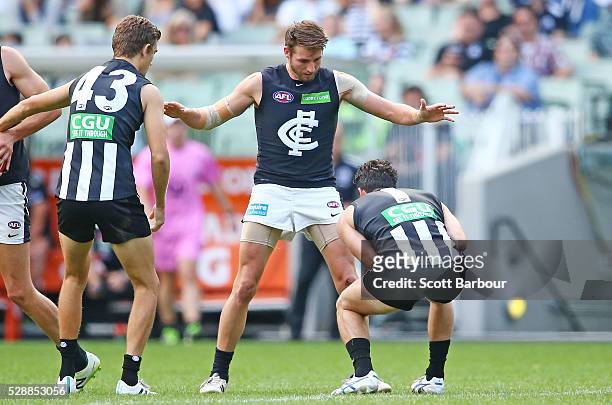 Dale Thomas of the Blues punches Alex Fasolo of the Magpies in the stomach during the round seven AFL match between the Collingwood Magpies and the...