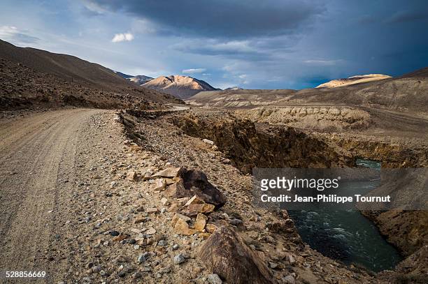 on the road to kargush pass, tajikistan - afghanistan stock-fotos und bilder