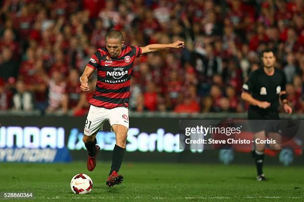 Wanderers Shinji Ono lines up a shot at goal against the Mariners at Parramatta Stadium. Sydney, Australia. Saturday 26th April 2014.