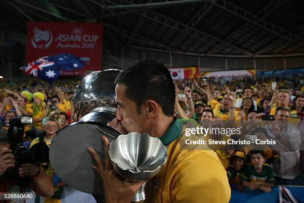 Australia's Tim Cahill with the Asian Cup in the lap of honour after defeating Korea Republic 2-1 in extra time at Stadium Australia. Sydney...