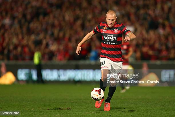 Wanderers Aaron Mooy lines up a shot at goal against the Mariners at Parramatta Stadium. Sydney, Australia. Saturday 26th April 2014.
