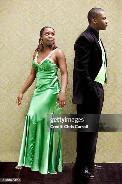 couple dressed for prom - girl smoking - fotografias e filmes do acervo