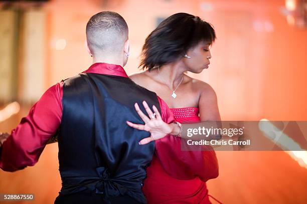 couple dancing - lateinamerikanischer-tanz stock-fotos und bilder