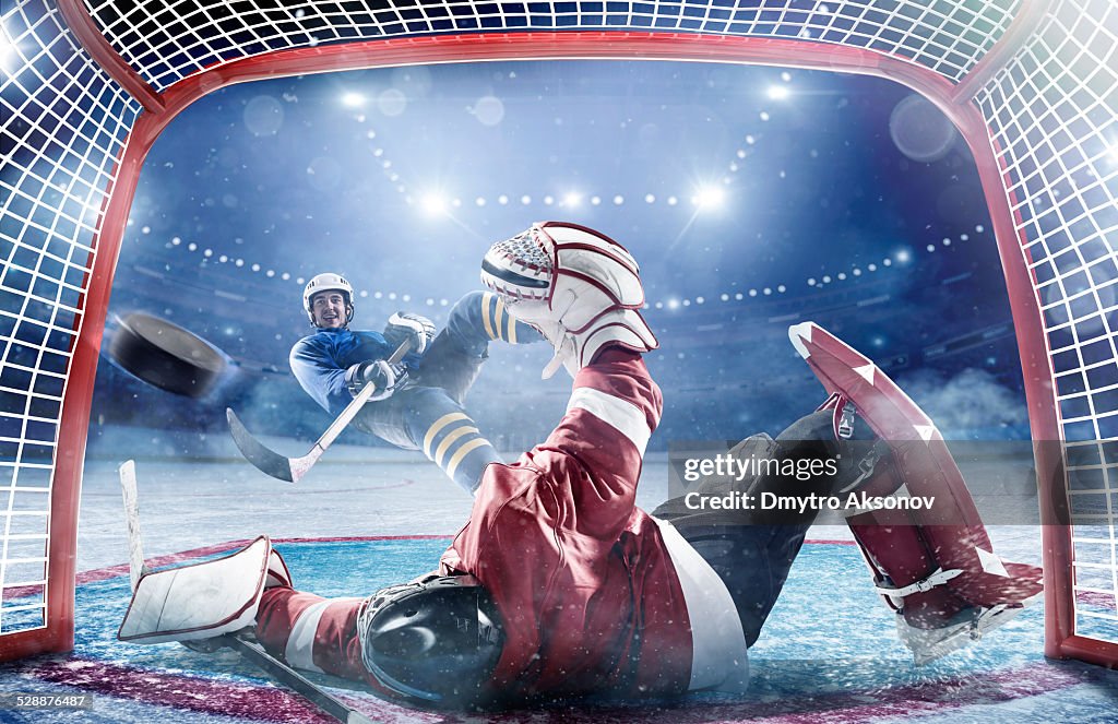 Jugadores en acción de hockey sobre hielo