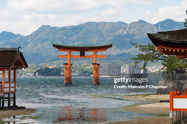 floating torii gate, miyajima, hiroshima, japan - miyajima stock-fotos und bilder